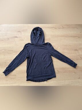 Lululemon men’s size small, long sleeve hooded shirt blue